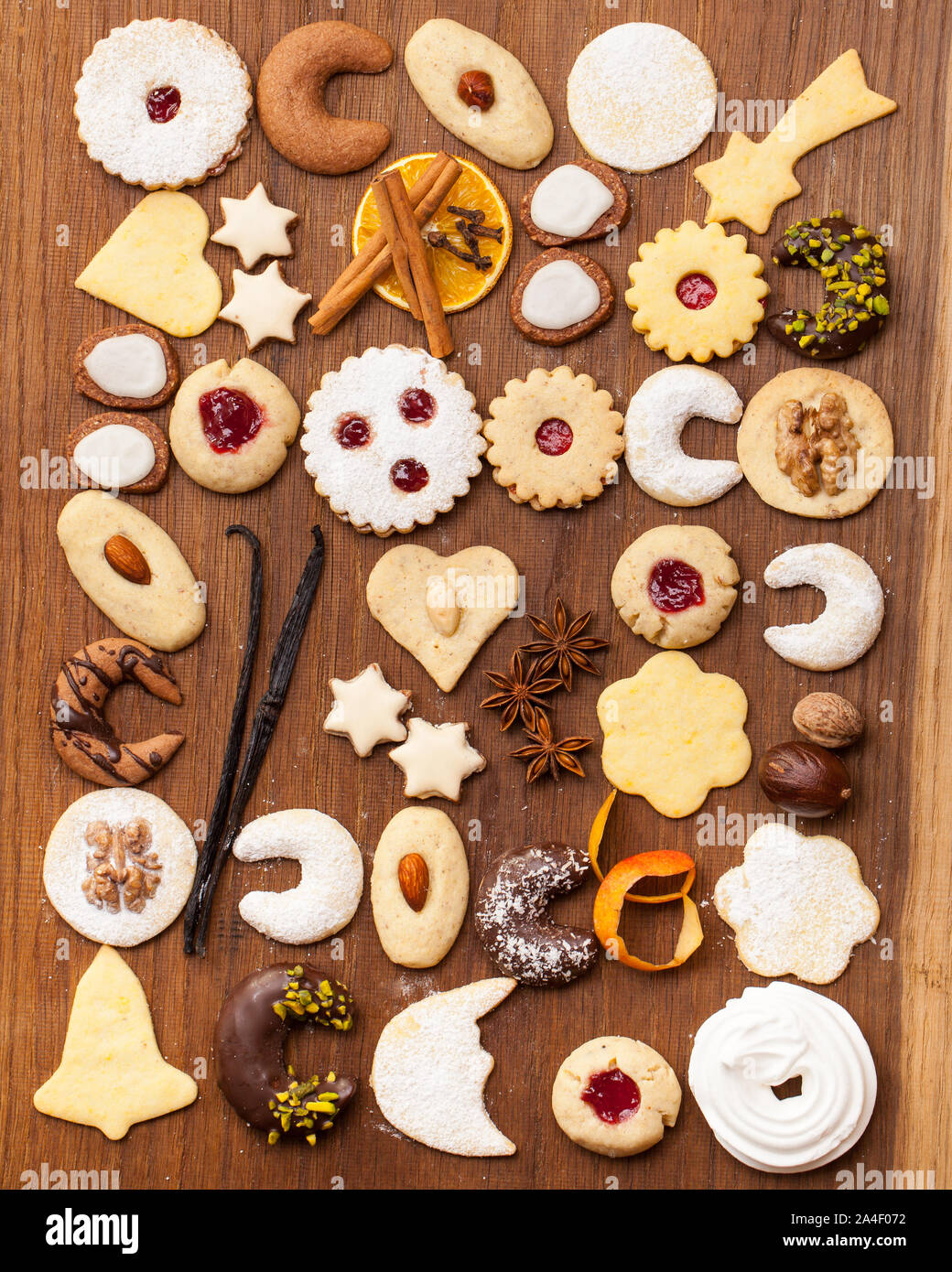 Beaucoup de biscuits et d'épices sur fond de bois Banque D'Images