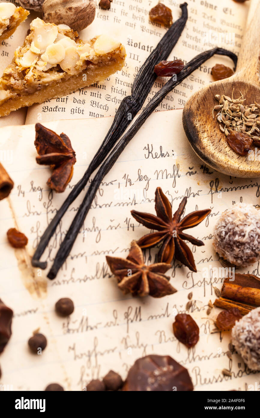Ingrédients pour les biscuits de Noël allongé sur une ancienne cookdbook Banque D'Images