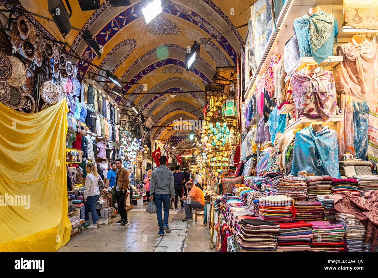 Commerçants commerçants et propriétaires de vendre leurs marchandises turques dans le Grand Bazar couvert historique au coeur d'Istanbul, Turquie. Banque D'Images