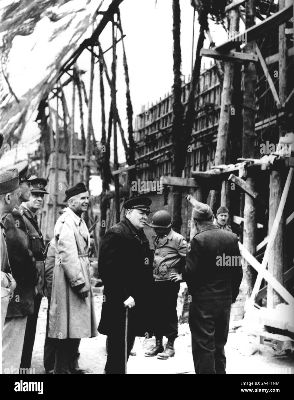 Winston Churchill visite un site de lancement de V1 Rocket près de Cherbourg qui avait été mis hors d'action par les forces américaines. Août 1944 Banque D'Images