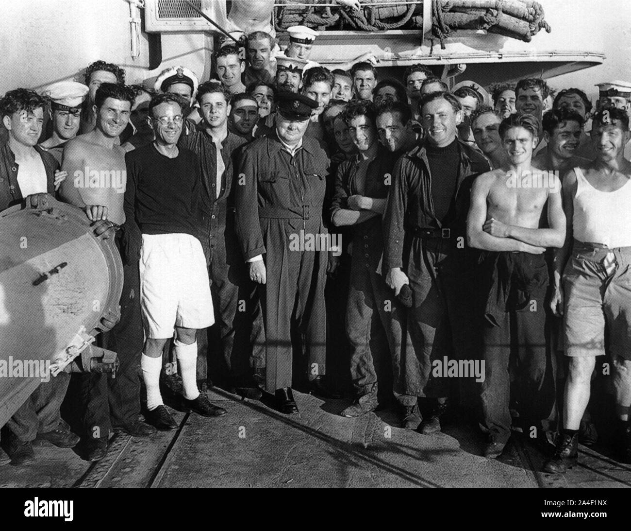 Winston Churchill avec l'équipage du HMS Kimberley dans la Méditerranée, au large de la côte sud de la France. Août 1944 Banque D'Images