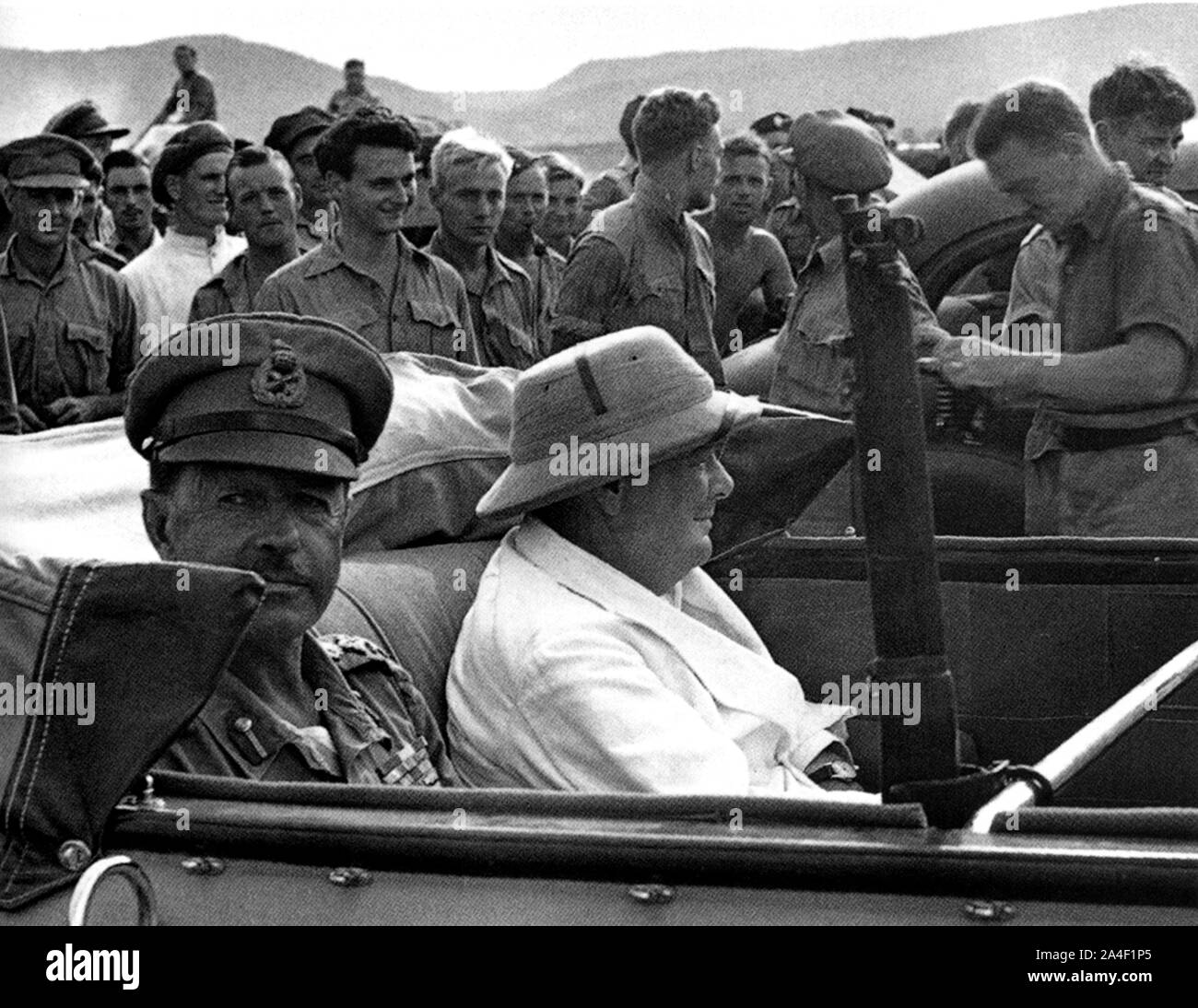 Winston Churchill visite des troupes britanniques en Italie avec le maréchal Alexander. Août 1944 Banque D'Images
