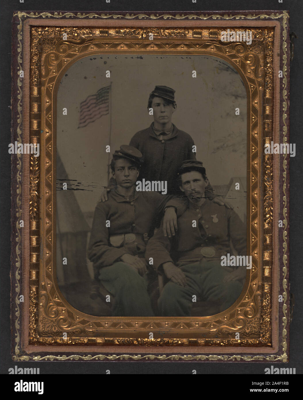 Trois soldats non identifiés à l'Union européenne uniforme en face du camp militaire toile scène peinte Banque D'Images