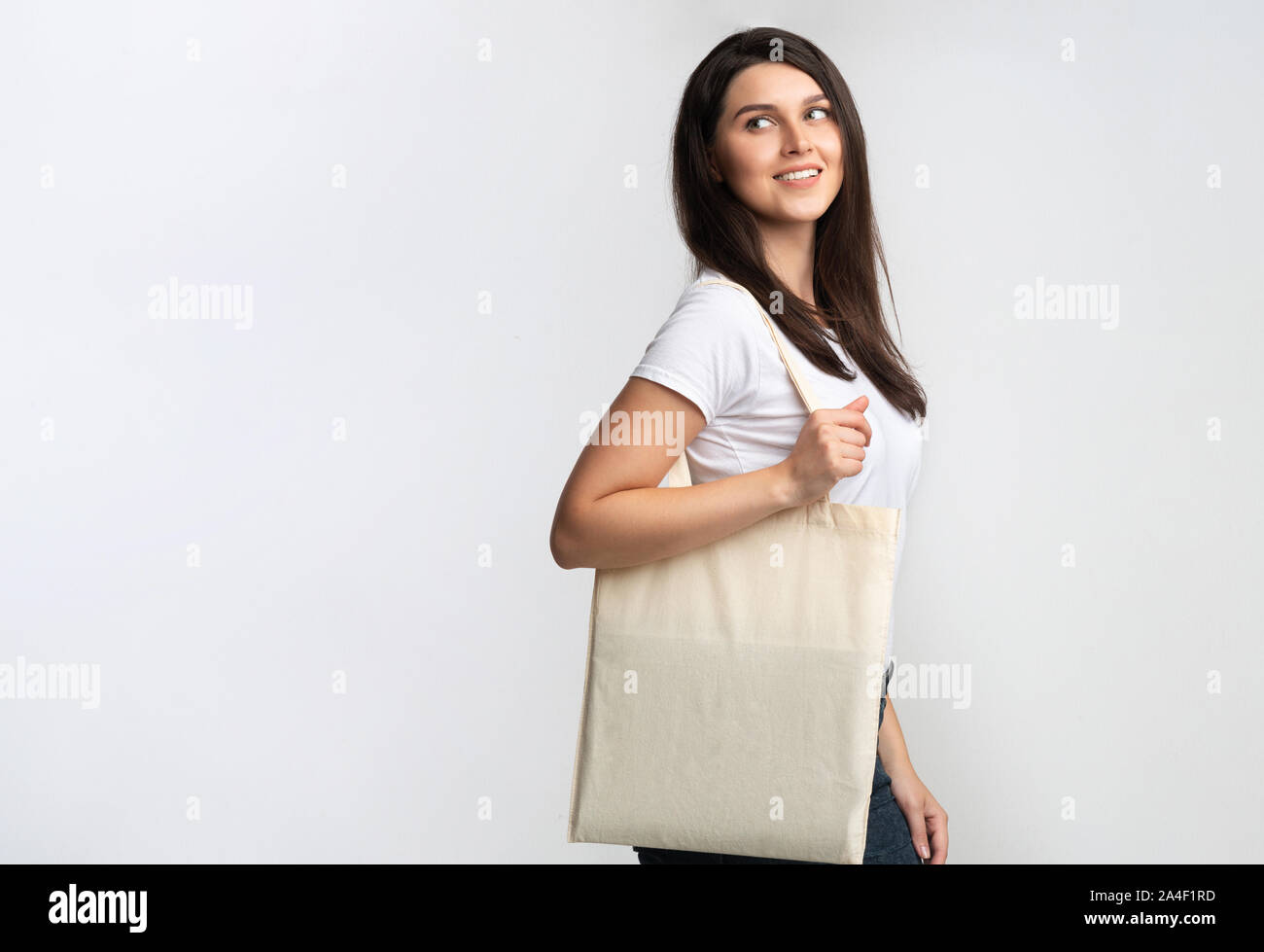 Dame Holding Blank White Sac Eco Standing In Studio Banque D'Images