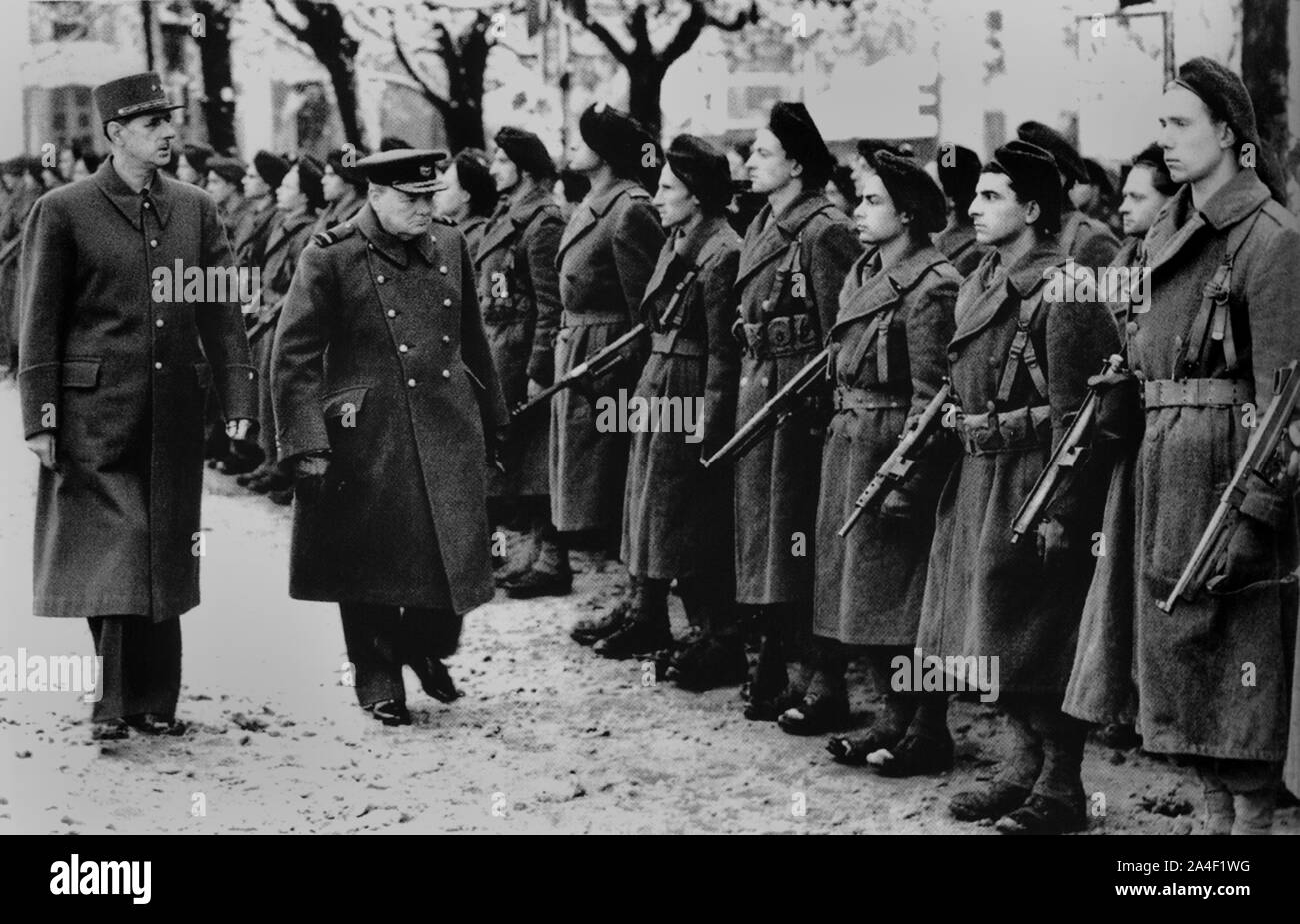 Winston Churchill et le général Charles de Gaulle inspectent les troupes françaises libres près de Besançon. 13 novembre 1944 Banque D'Images