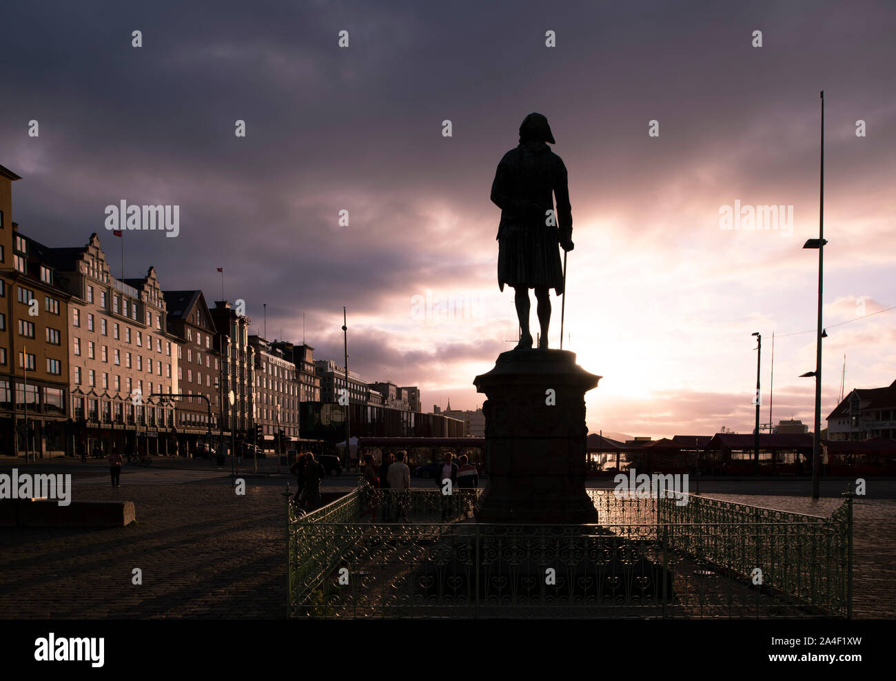 L'Holberg Monument au coucher du soleil à Bryggen, Bergen, Norvège, Europe Banque D'Images
