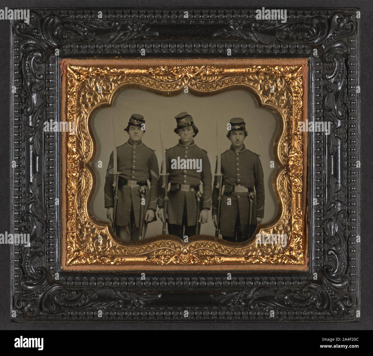 Trois soldats non identifiés à l'Union européenne uniforme avec des échelles de l'épaule et les fusils avec boîtes holding Enfield sabres baïonnettes et fourreaux Banque D'Images