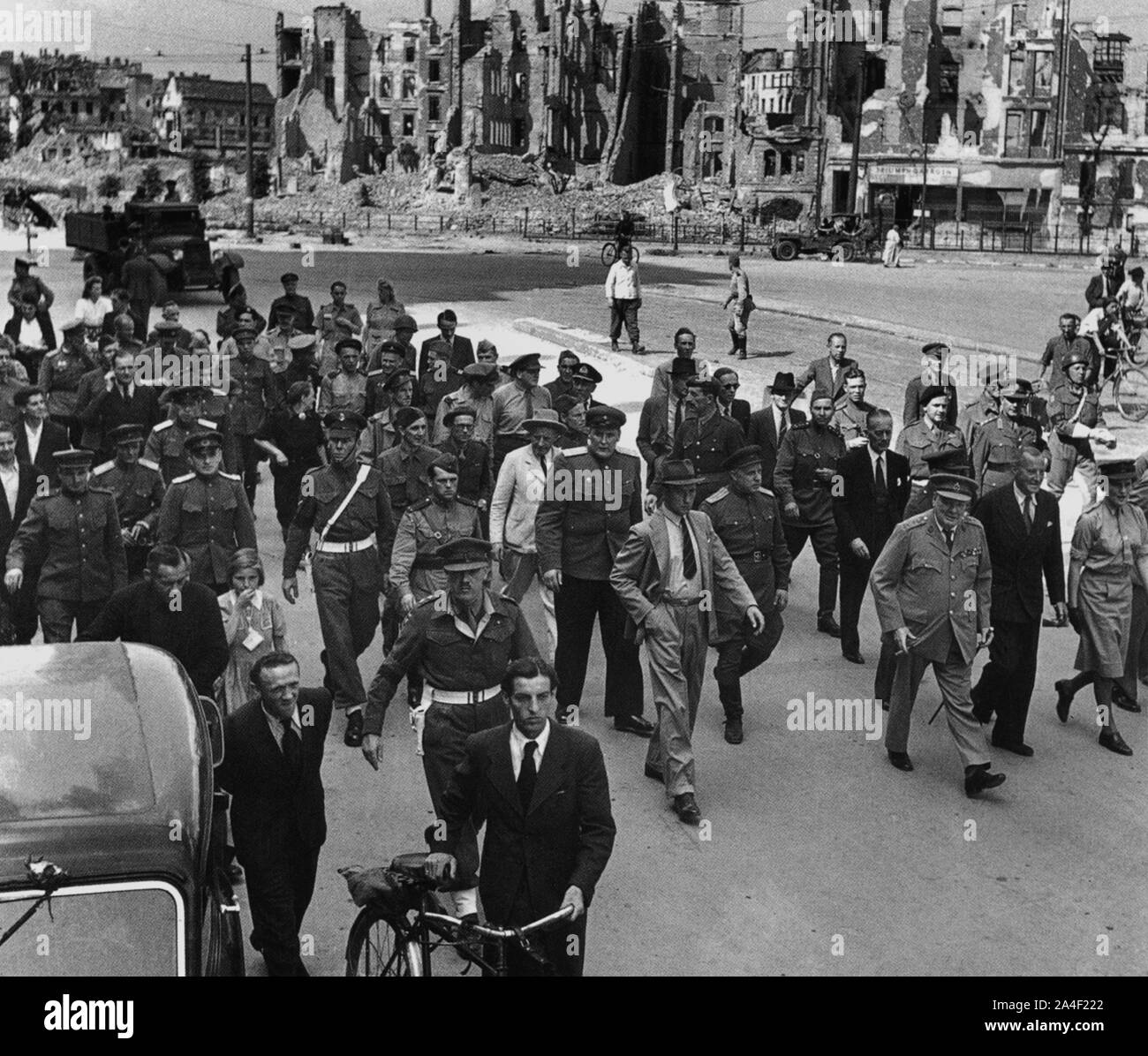 Winston Churchill visite les ruines de Berlin avec sa fille Mary. 16 juillet 1945 Banque D'Images