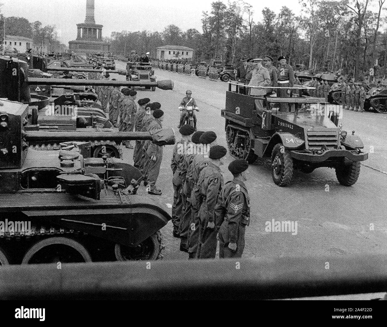 Winston Churchill visite les ruines de Berlin. Ici, il prend le salut des troupes britanniques. 21 juillet 1945 Banque D'Images