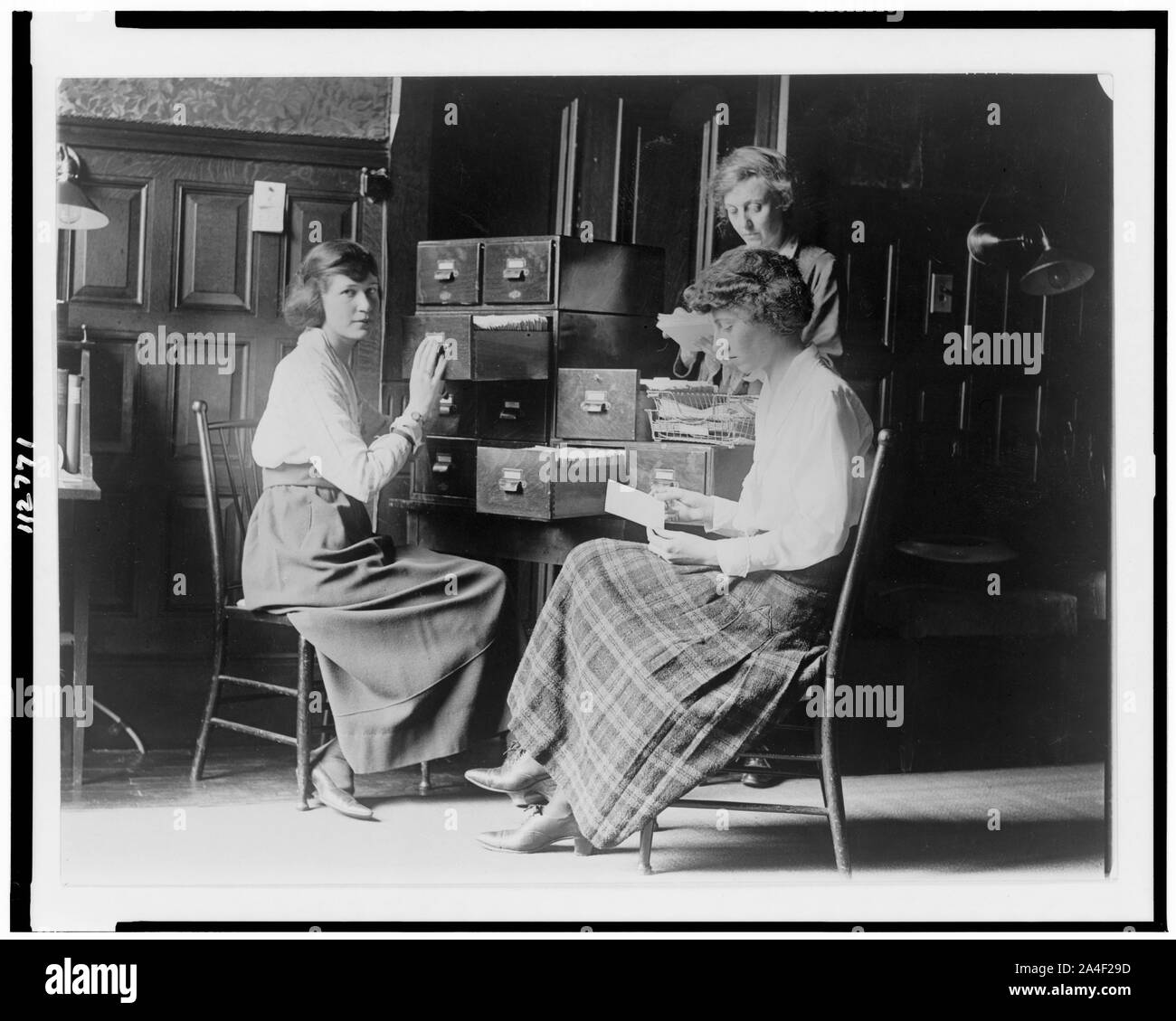 Trois femmes travaillent à la carte les fichiers d'index au siège de la National Woman's Party à Washington, D.C. Banque D'Images