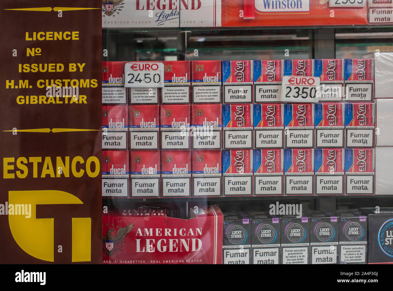 Gibraltar, Royaume-Uni - 27 juillet 2019 : duty free shop du tabac à Gibraltar. Les cigarettes sont 40 % moins cher qu'ils sont en Espagne Banque D'Images