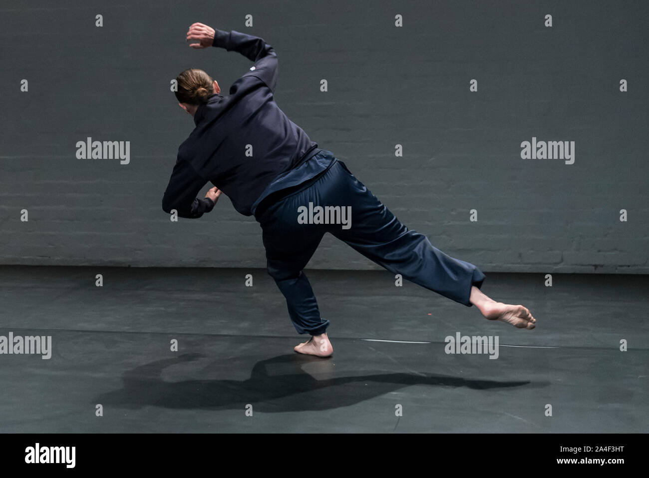 Londres, Royaume-Uni. 14 octobre 2019. Oona Doherty lors d'un essai d'Oona Doherty's 'Hope Hunt et l'Ascension au Lazare' qui a lieu à la Cour dans l'Est de Londres, 14 au 16 octobre 2019. Le spectacle est une tentative de déconstruire le stéréotype de l'homme et urbaines défavorisées fait partie de cette année, le Festival Dance Umbrella. Crédit : Stephen Chung / Alamy Live News Banque D'Images