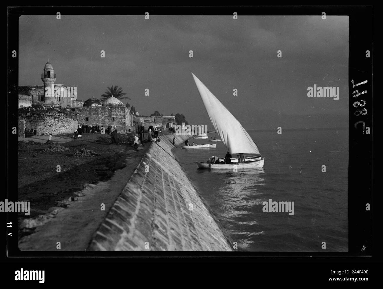 Front de mer de Tibériade (avec bateau voile blanche) Banque D'Images