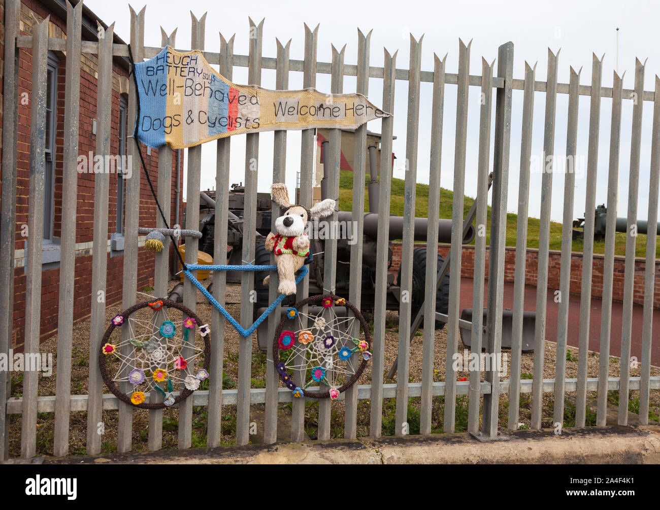 Décorée d'un cycle de la pédale sur les grilles à l'Heugh batterie de tir,Hartlepool pointe,Angleterre,UK Banque D'Images