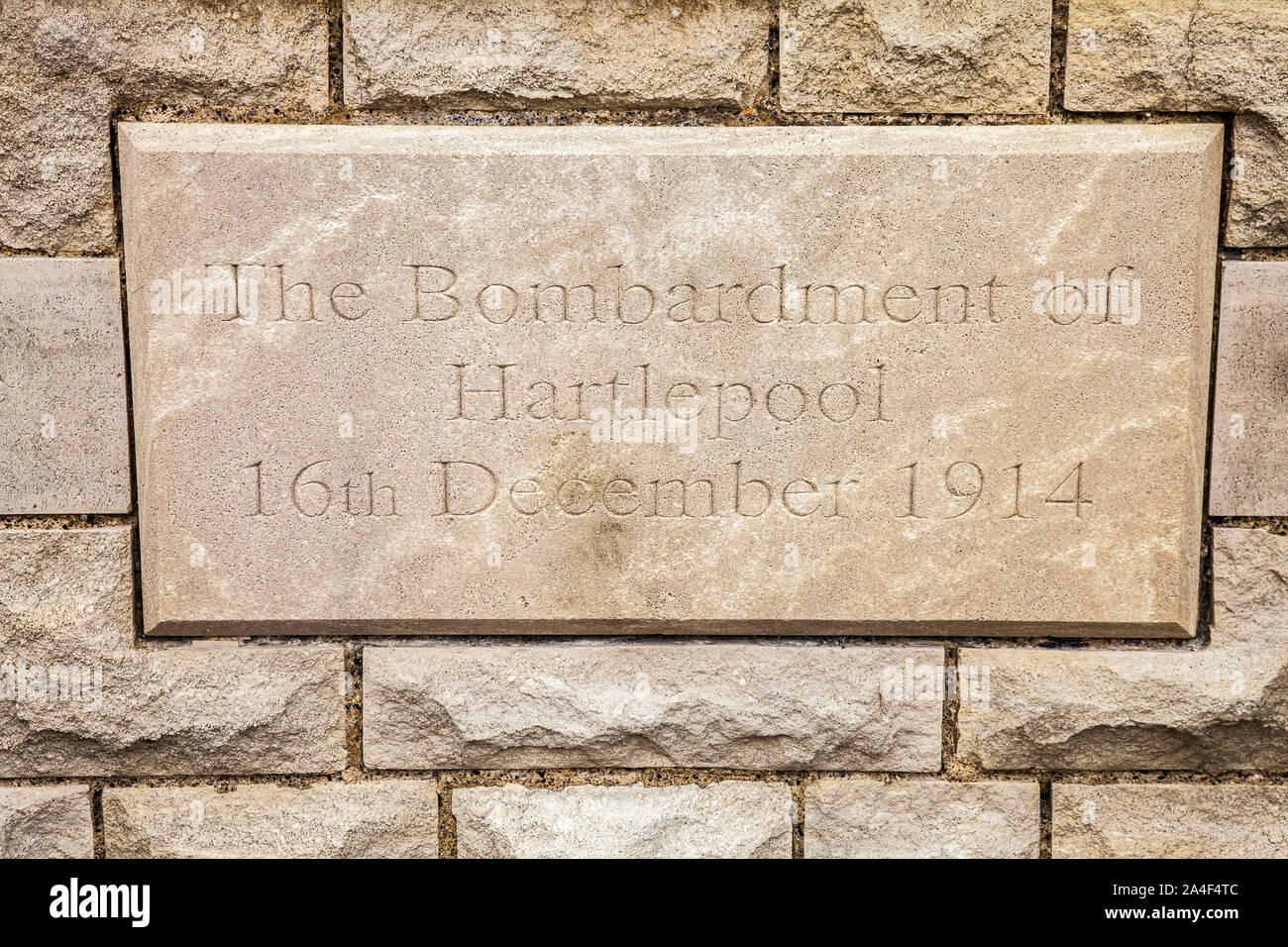 Pierre commémorative dans le mur à Hartlepool pointe pour le bombardement de Hartlepool, le 16 décembre 1914 Banque D'Images