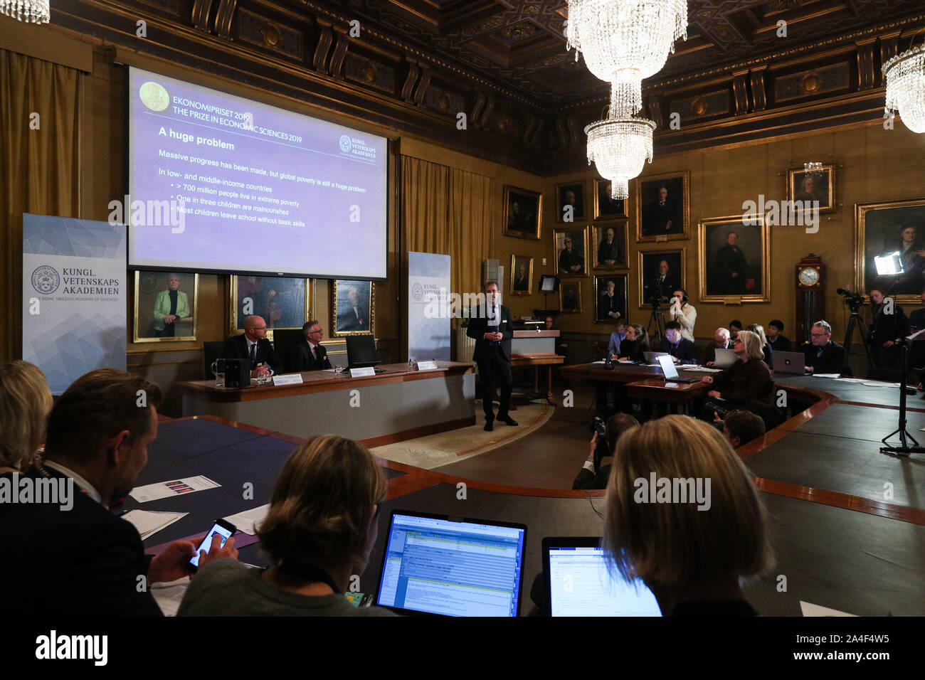 Stockholm, Suède. 14Th Oct, 2019. Jakob Svensson (R), membre de la Commission pour le prix en sciences économiques en mémoire d'Alfred Nobel, parle sur les contributions des lauréats du Prix Nobel 2019 en économie à l'Académie Royale des Sciences de Suède, Stockholm, Suède, le 14 octobre 2019. Le Prix Nobel d'économie 2019 a été décerné à Abhijit Banerjee, Esther Duflo et Michael Kremer 'pour leur approche expérimentale de la lutte contre la pauvreté, l' Académie Royale des Sciences de Suède a annoncé lundi. Credit : Zheng Huansong/Xinhua/Alamy Live News Banque D'Images