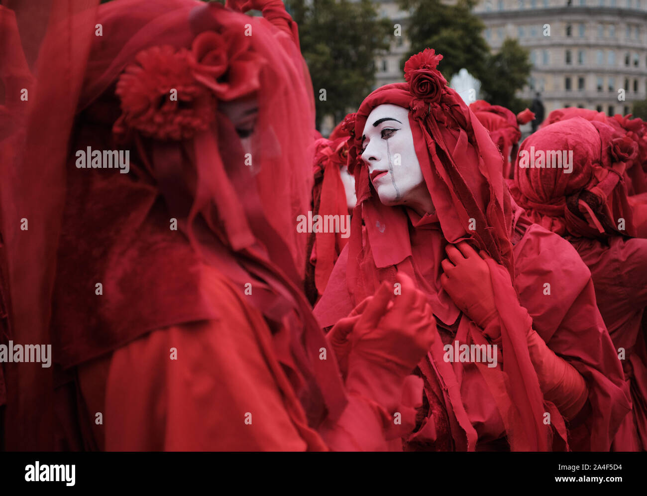 La Brigade rouge pendant la Rébellion Extinction manifestation à Trafalgar Square, Londres. Banque D'Images