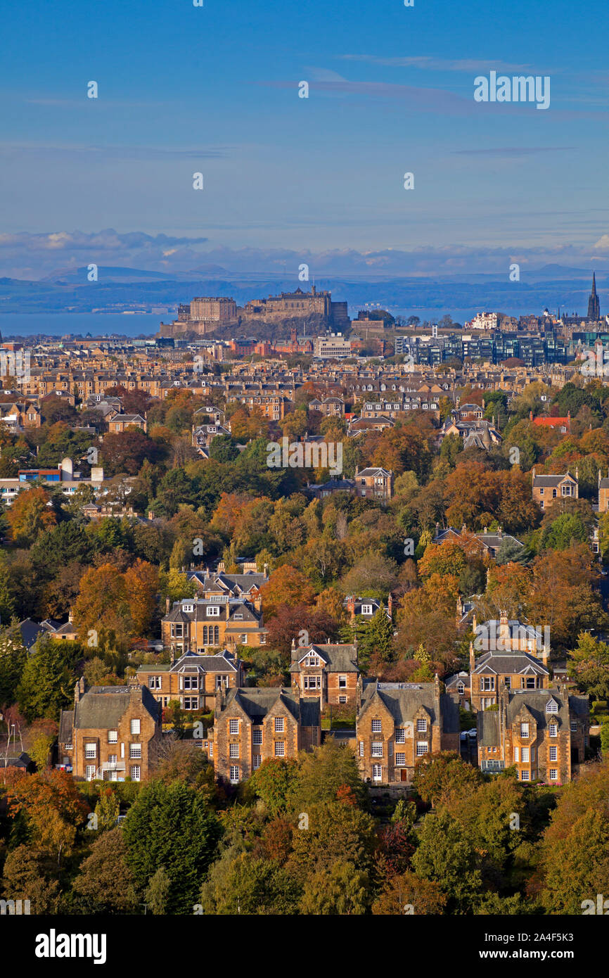 Blackford, Édimbourg, Écosse, Royaume-Uni. 14 octobre 2019. Soleil d'automne illumine les couleurs des arbres à feuilles caduques dans la zone d'Édimbourg Blackford avec une vue dégagée sur le centre-ville, du château et de la côte de Fife en arrière-plan. Banque D'Images