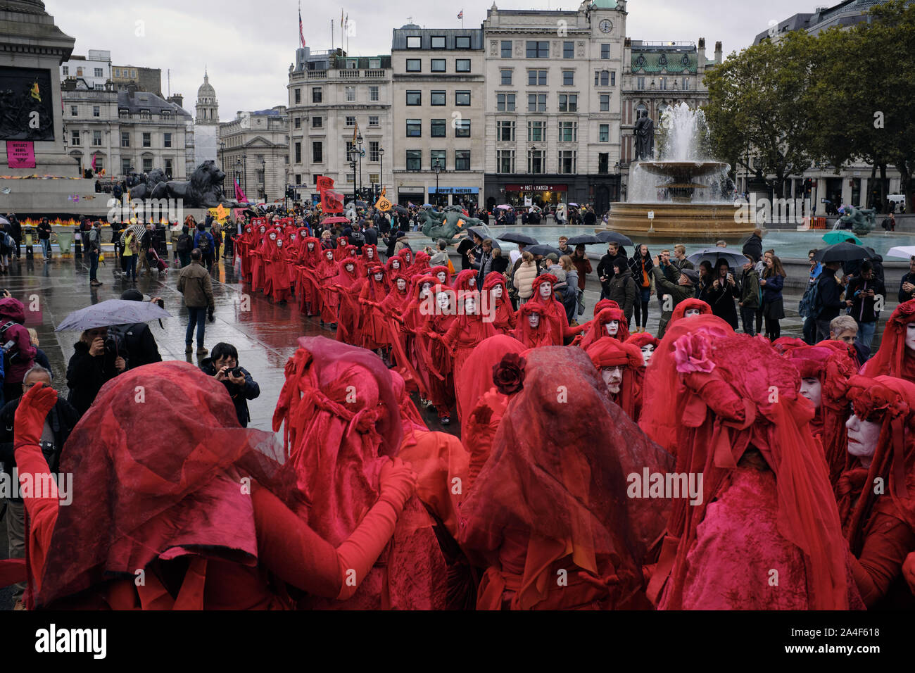 La Brigade rouge pendant la Rébellion Extinction manifestation à Trafalgar Square, Londres. Banque D'Images