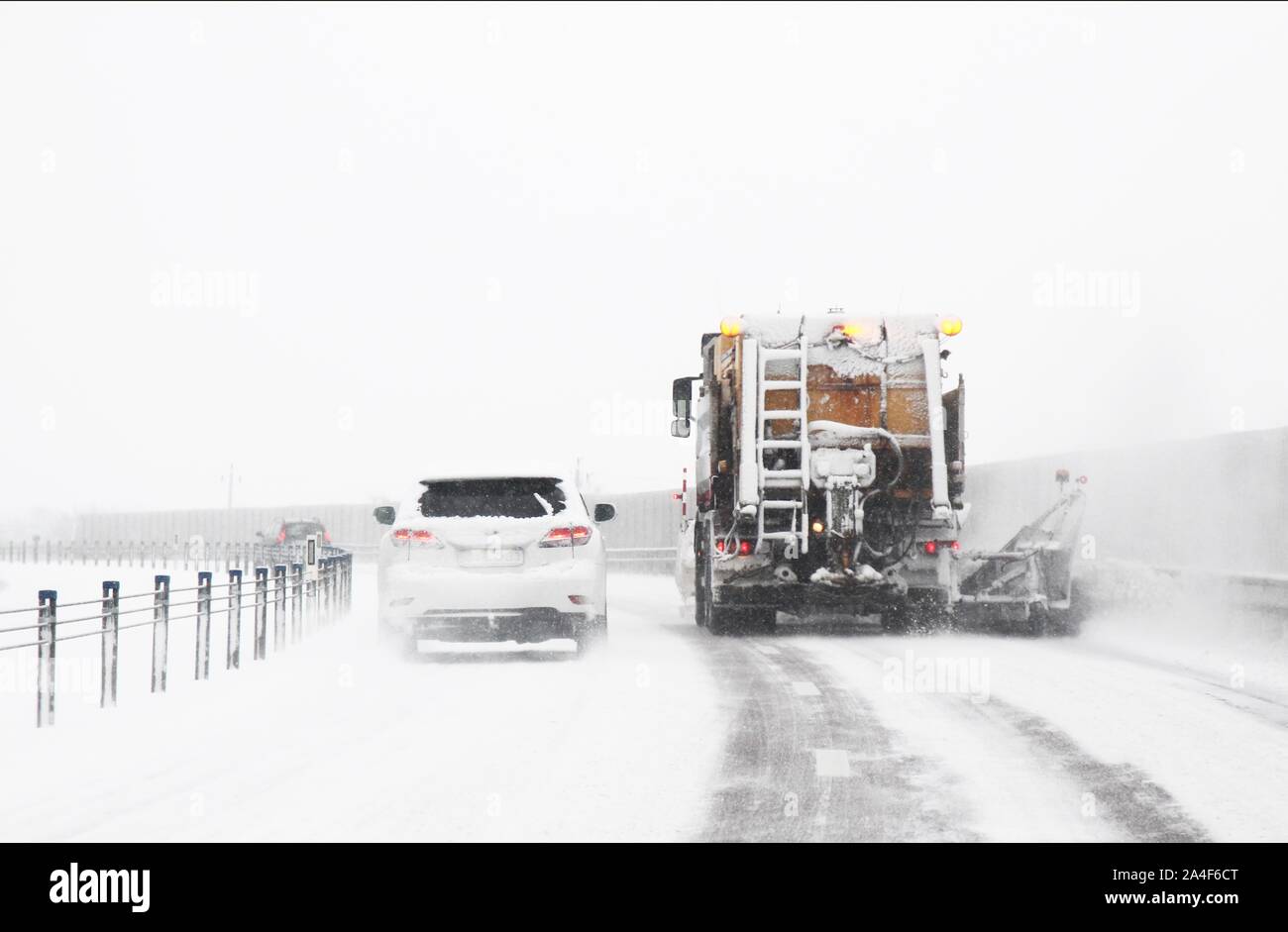 Le chaos de la neige en hiver, le trafic sur l'autoroute 50, Motala, Suède.Photo Jeppe Gustafsson Banque D'Images