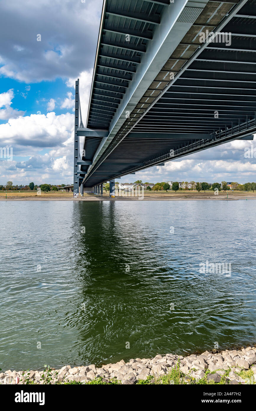 Sous le pont Rheinkniebrücke le Rhein à Düsseldorf. Tourné à partir de l'Parlamentsufer sentier qui longe la rivière. Banque D'Images