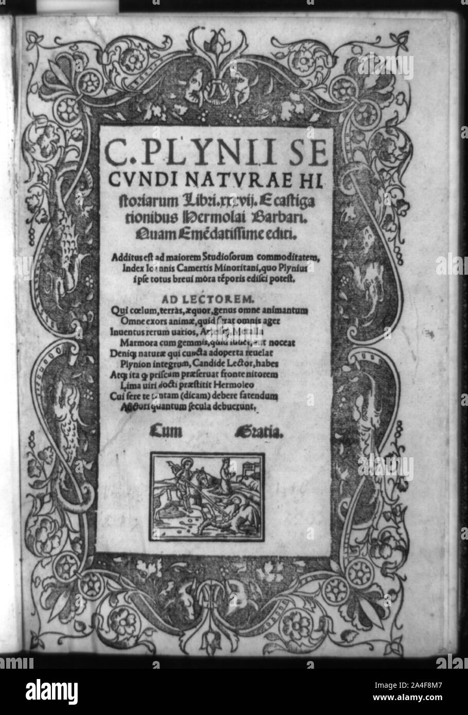 Page de titre de l'histoire naturelle de Pline, avec bordure décorative de dauphins et l'illustration de Saint Michel dragon lancing Banque D'Images