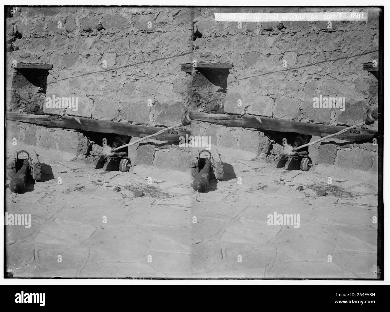 À Sinaï, via la mer Rouge, Tor, et Wadi Hebran. Un tir d'armes à feu antiques pour la nouvelle année [Monastère de Saint Catherine]. Banque D'Images