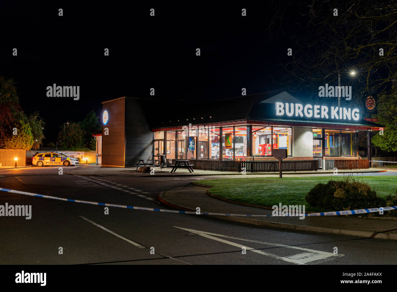 Elgin, Moray, Ecosse, Royaume-Uni. 14Th Oct, 2019. C'est la scène du vol en fonction de l'application des PR de la police. La police dans la rue Elgin sont attrayants pour information suite à un vol qualifié dans un commerce local dans le domaine de l'Ashgrove Road Town. L'incident s'est produit autour de 11.50h le dimanche, 13 octobre, quand deux hommes sont entrés dans un Burger King et a exigé de l'argent. Ils ont ensuite quitté avec une somme qui a été trois retrouvés plus tard. Les deux hommes sont décrits comme grand, trapu et ne sont pas censées avoir eu des accents locaux. Credit : JASPERIMAGE/Alamy Live News Banque D'Images