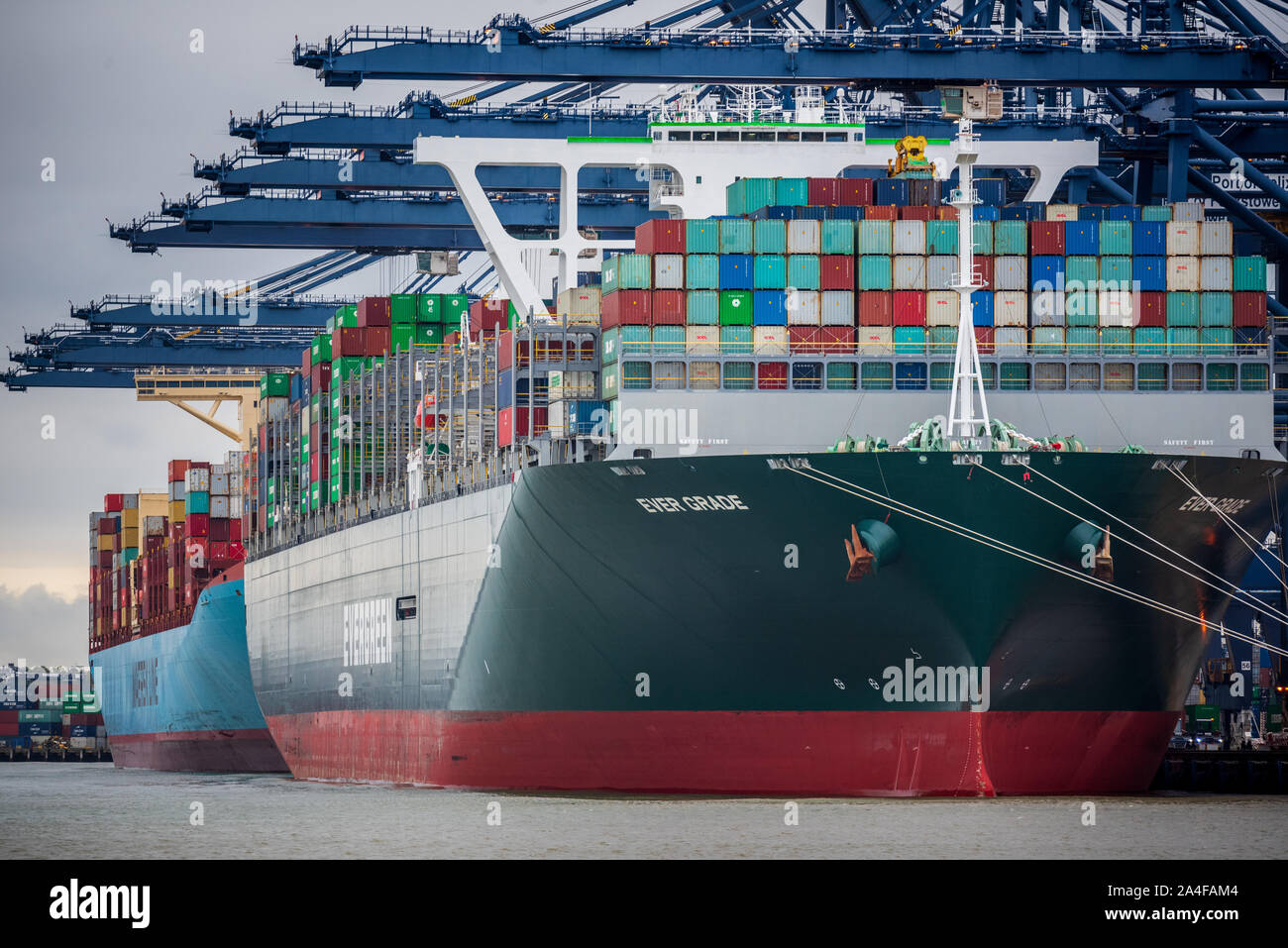 Commerce - Commerce International - des conteneurs de transport d'être déchargées de la classe conteneur Evegreen jamais navire au port de Felixstowe Royaume-uni Banque D'Images