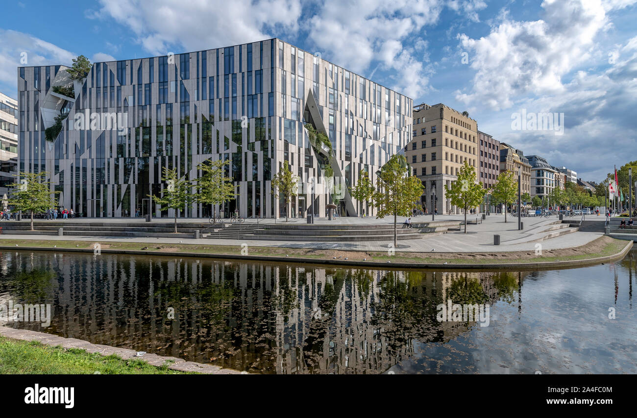 Kö-Bogen centre commercial et grand magasin Breuninger à Düsseldorf, Allemagne. Conçu par l'architecte Daniel Libeskind, ouverture en 2014. Banque D'Images