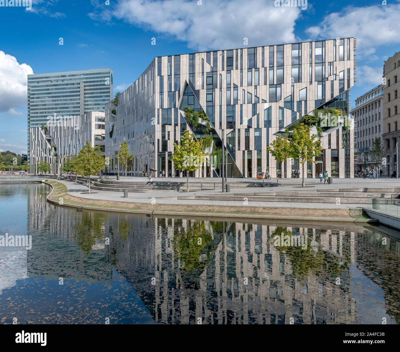Kö-Bogen centre commercial et grand magasin Breuninger à Düsseldorf, Allemagne. Conçu par l'architecte Daniel Libeskind, ouverture en 2014. Banque D'Images