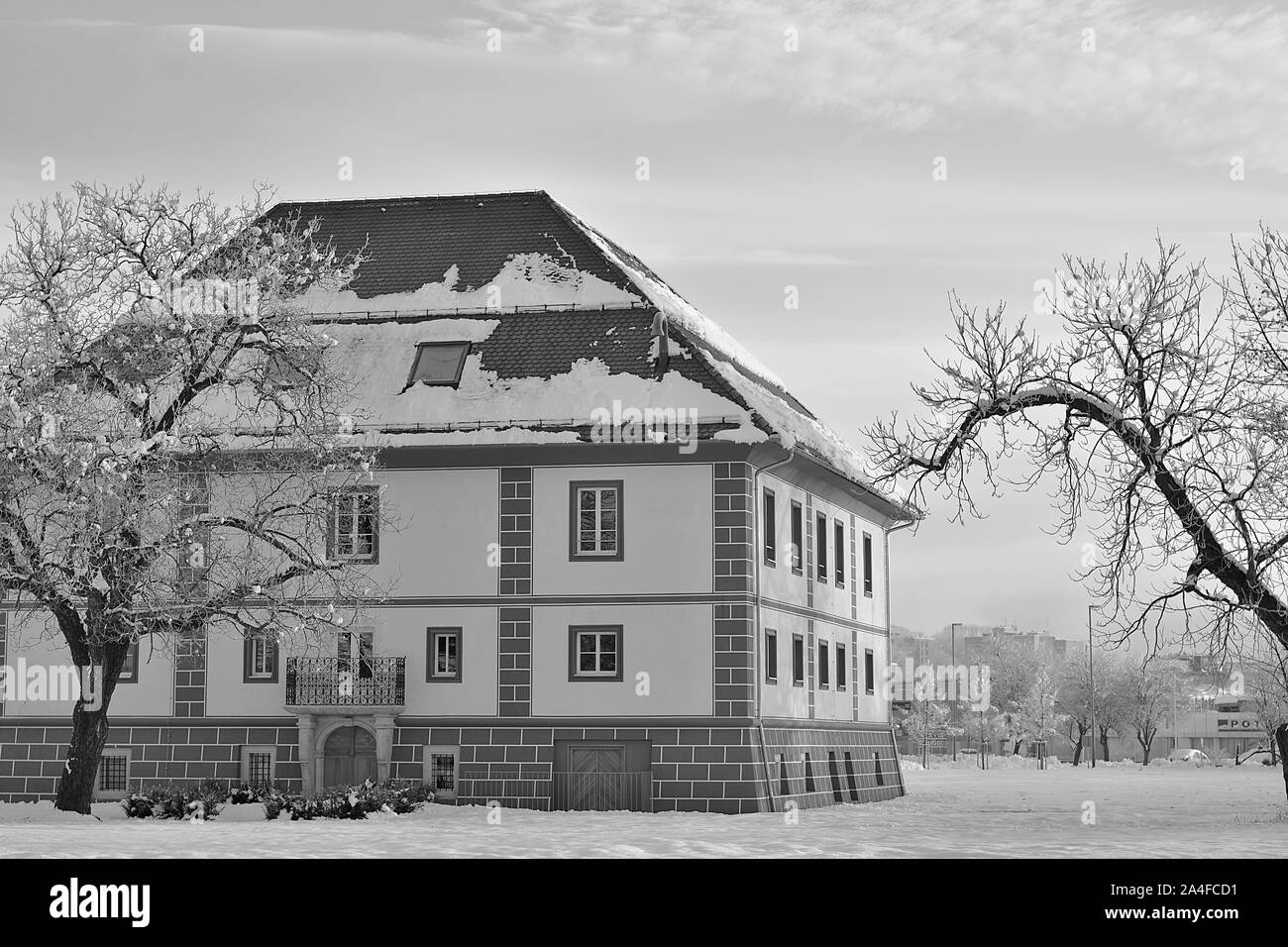 Ville Celje, Slovénie, Europe, décembre 2017 : vieux bâtiment rénové. Noir et blanc. Beau bâtiment de matin d'hiver enneigé. Avec les arbres. Banque D'Images