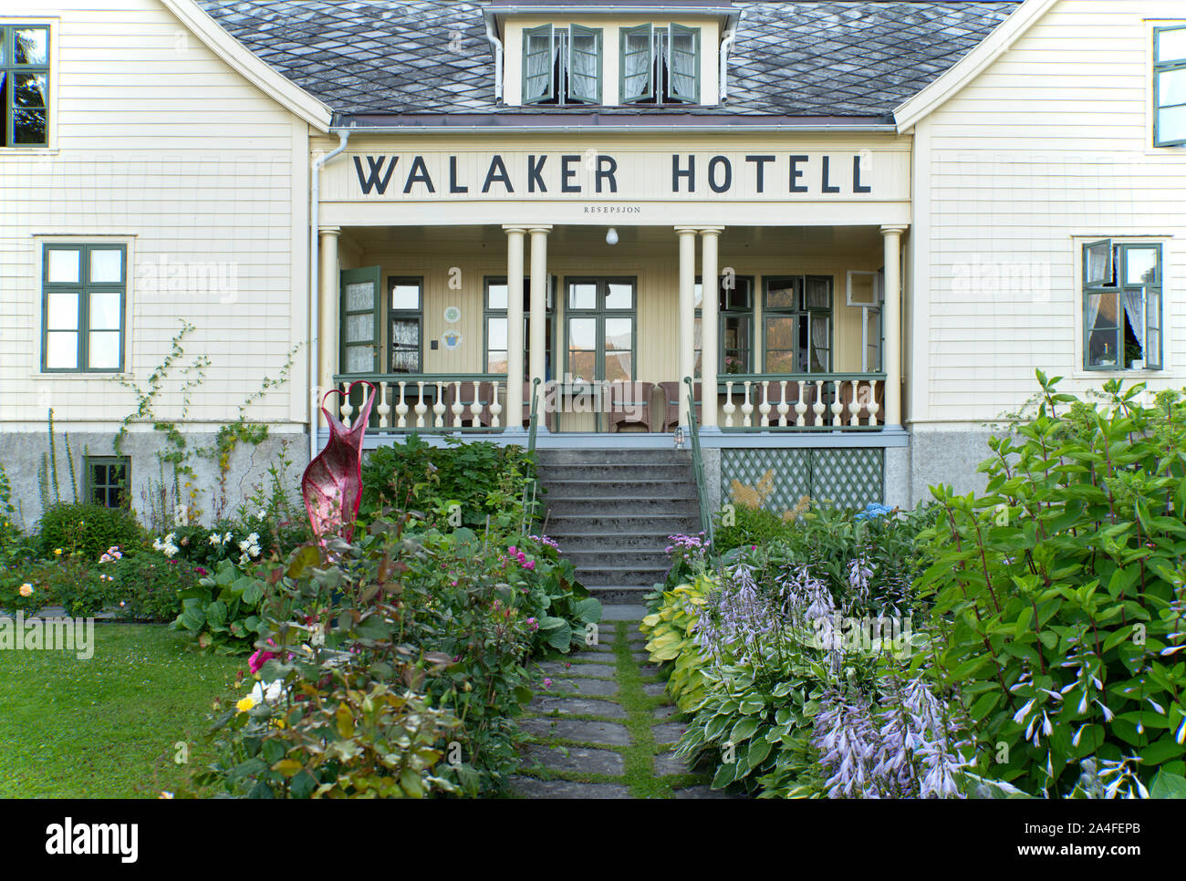 Le Walaker Hotell, un hôtel traditionnel avec un beau jardin à l'avant sur Lusra Fjord de Solvorn, Vestlandet, Norvège Banque D'Images