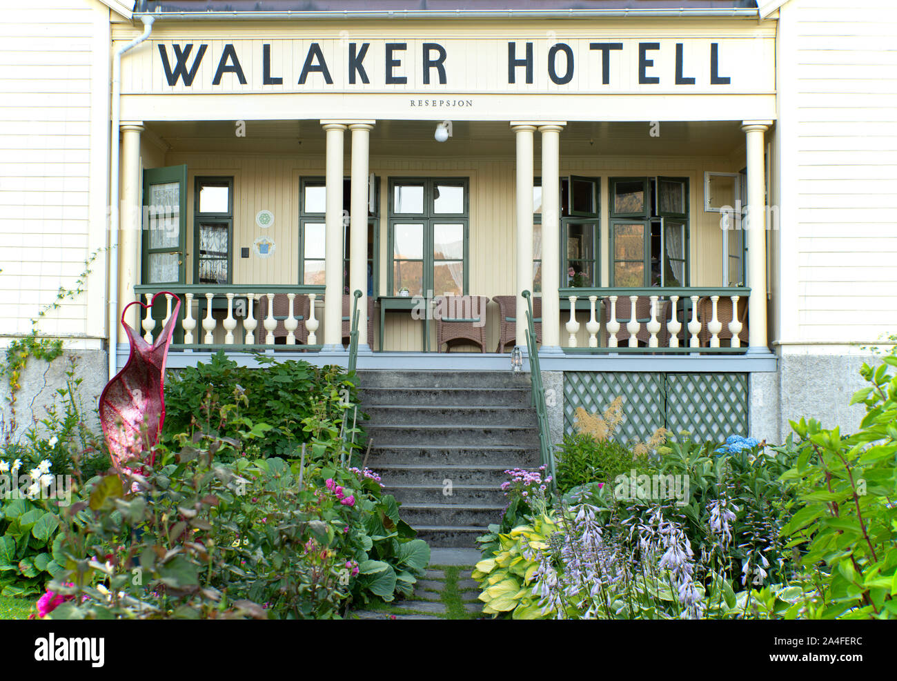 Le Walaker Hotell, un hôtel traditionnel avec un beau jardin à l'avant sur le Fjord de Lustra Solvorn, Norvège Banque D'Images
