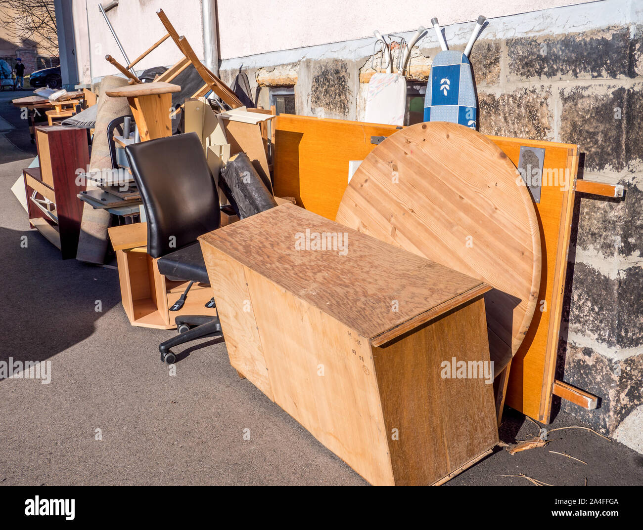 Élimination des déchets Collecte des déchets encombrants sur le bord de la route Banque D'Images
