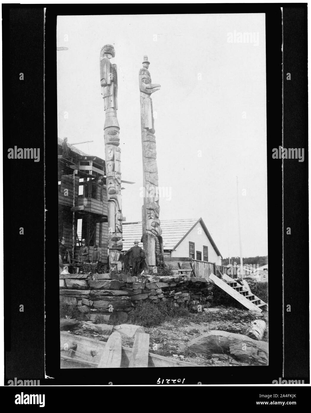 Les totems, Alaska / W. Seward McClure, San Francisco, Californie. Banque D'Images