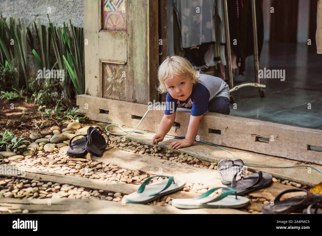 Portrait of cute baby boy crawling au jardin Banque D'Images