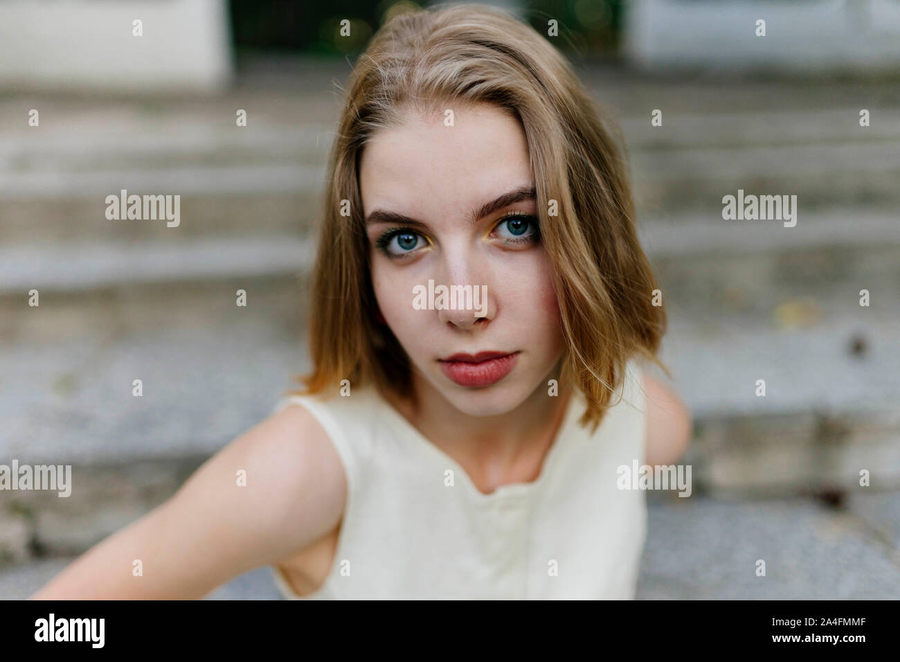 Close-up portrait d'une femme dans la nature Banque D'Images