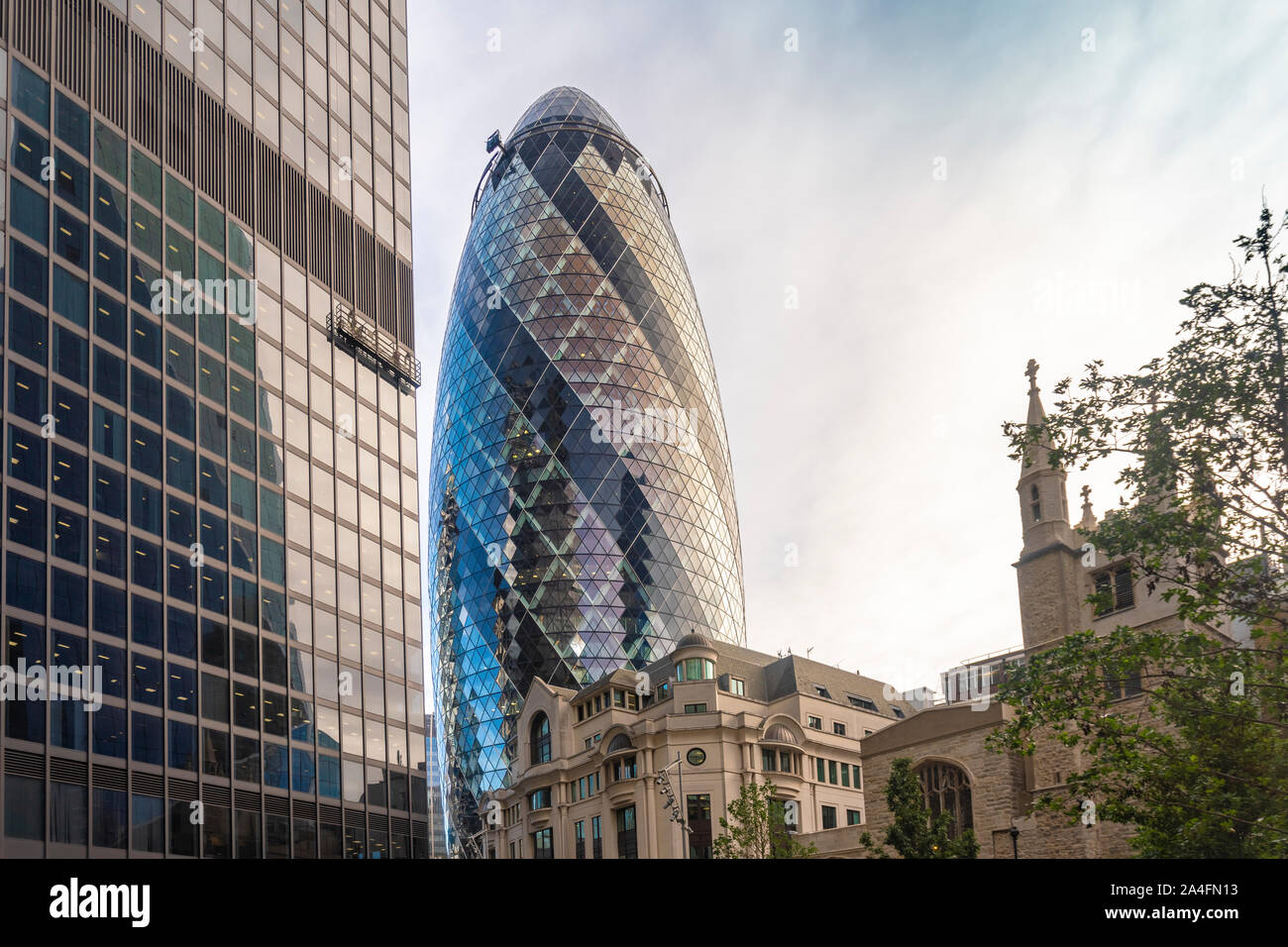 Le Gherkin Tower tôt le matin avec un autre tour d'affaires de verre Banque D'Images