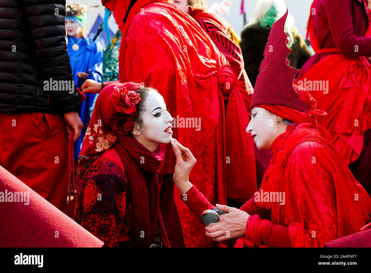 Londres, Royaume-Uni. Les manifestants se maquillent dans le cadre de la manifestation de la rébellion de l'extinction à Oxford Circus. Banque D'Images