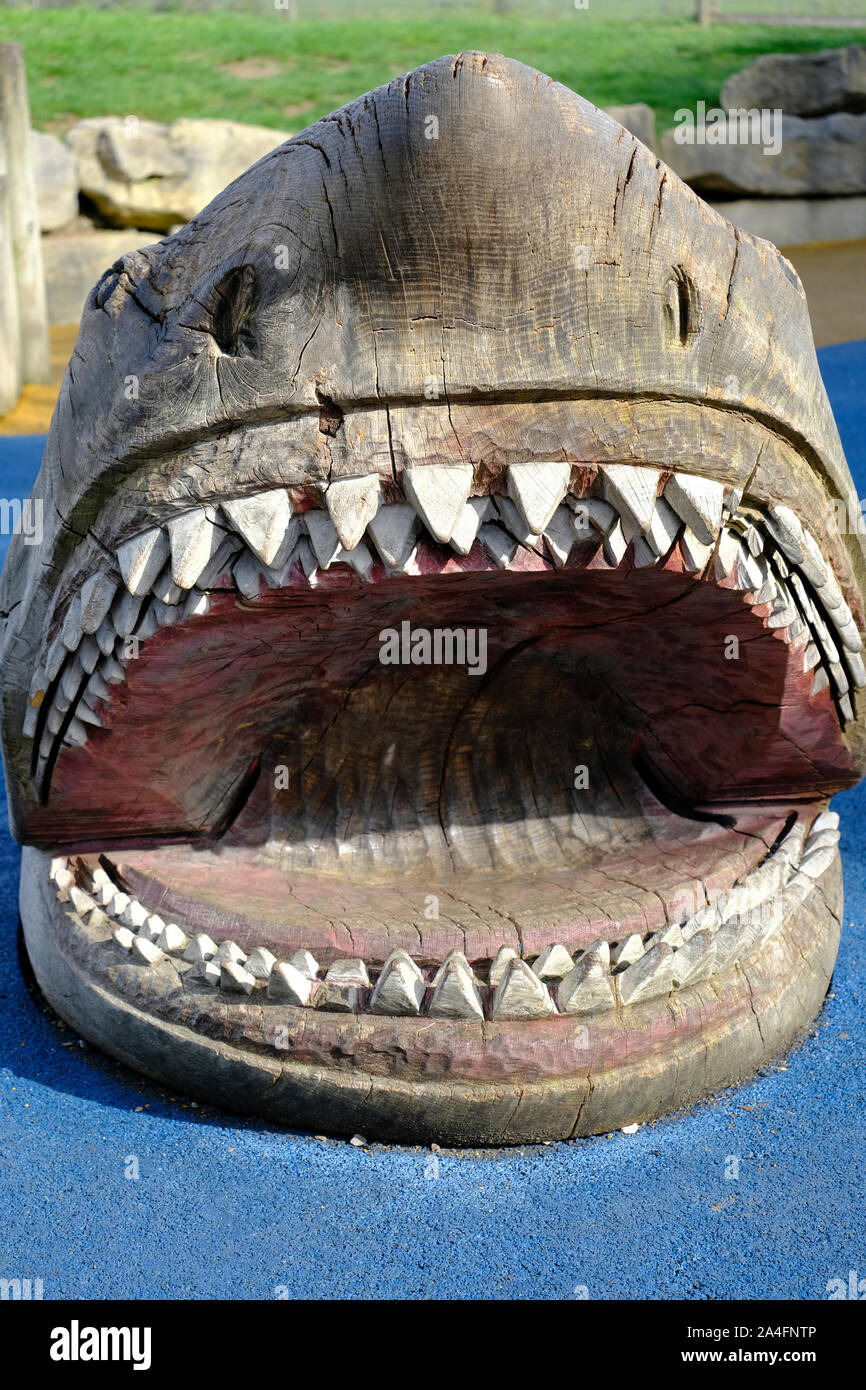 Le zoo de Marwell, Hampshire, England, UK. Grand requin en bois sculptures dans une aire de jeux pour enfants au zoo de Marwell Banque D'Images