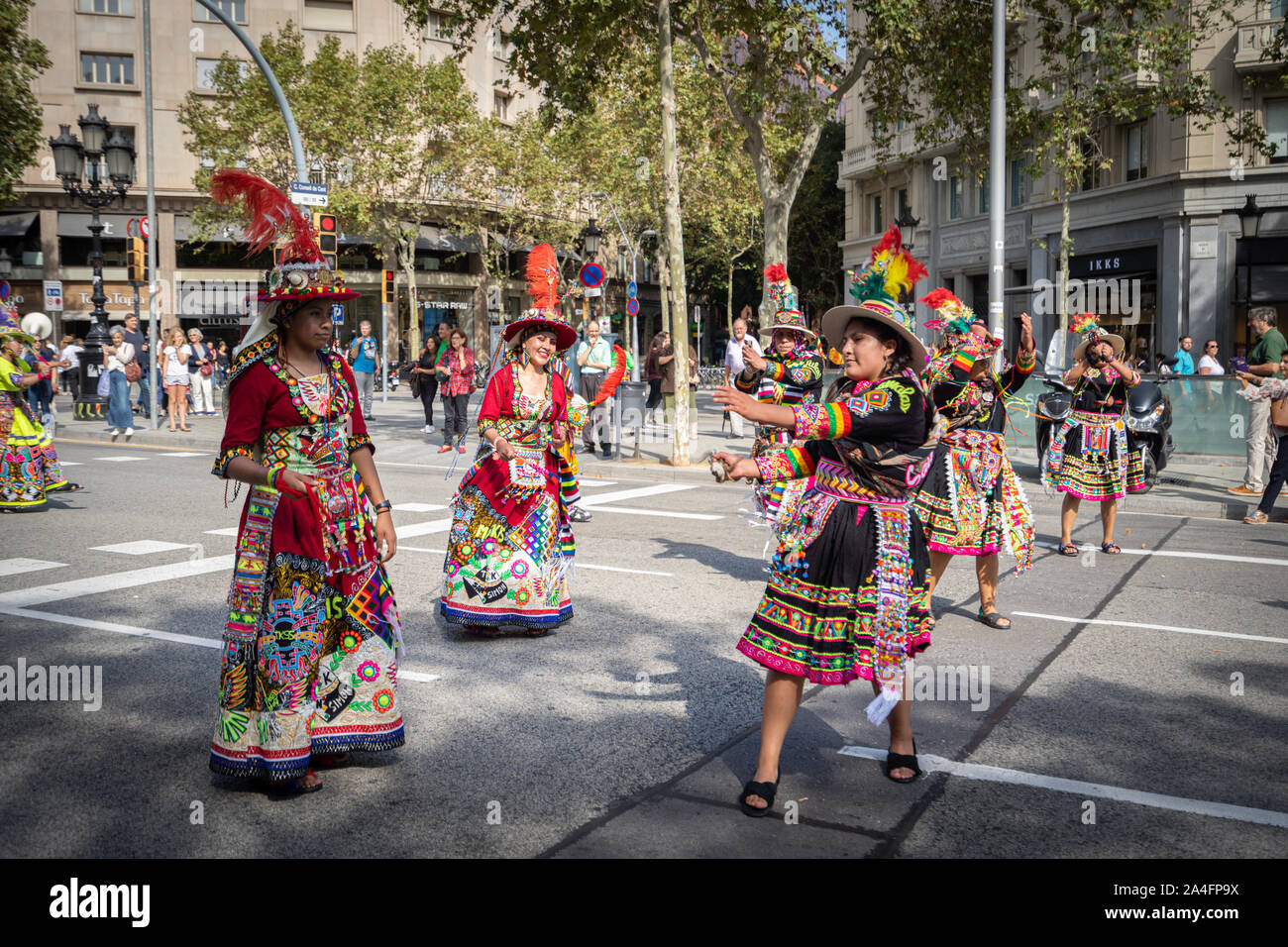 Barcelone, Espagne. 12 Octobre 2019 : Tinku bolivienne San Simon de danseurs lors de la Hispanidad Dia à Barcelone. Banque D'Images
