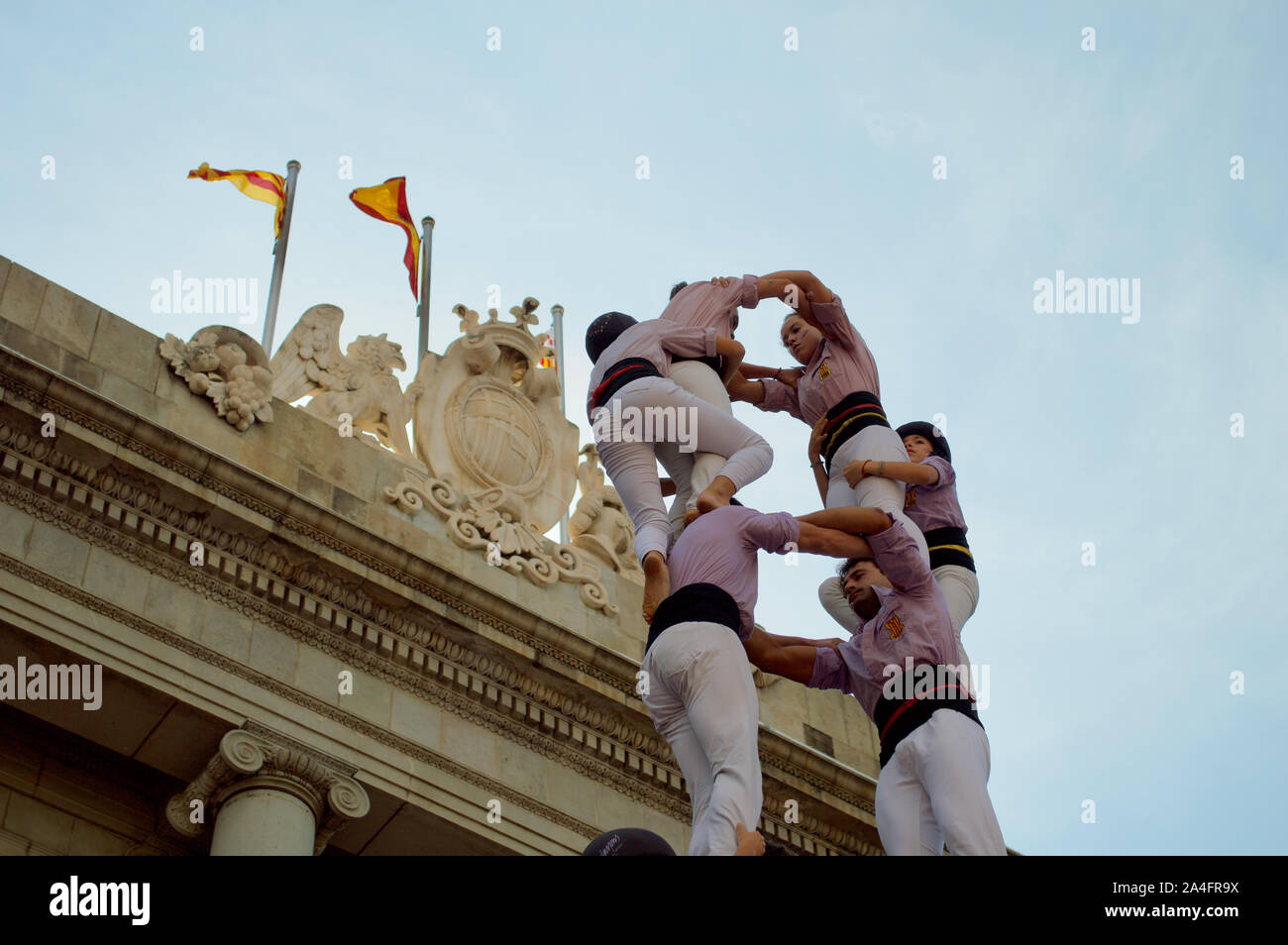 Castellers building castells/tours humaines au Festival 2019 La Merce à Plaça de Sant Jaume de Barcelone, Espagne Banque D'Images