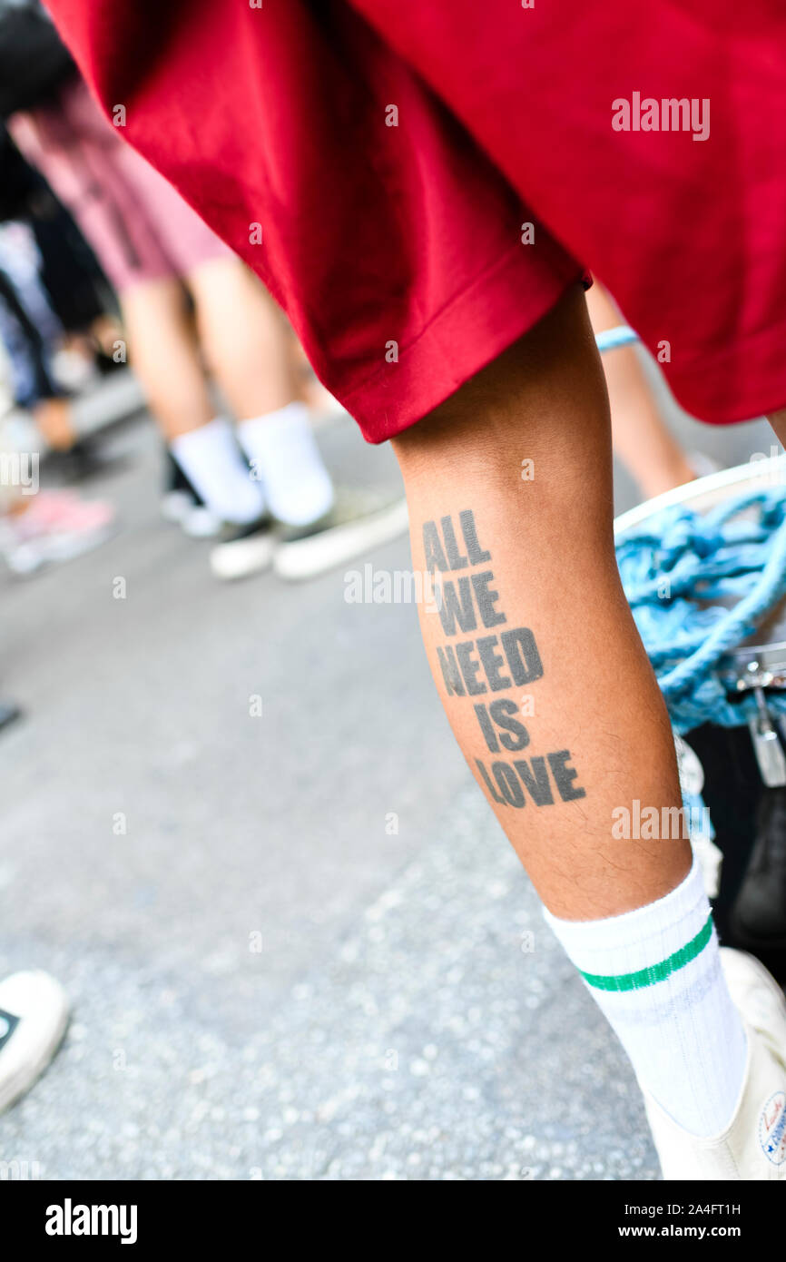 Londres, Royaume-Uni. "Tout ce dont nous avons besoin, c'est l'amour" tatouage sur la jambe d'un manifestant à l'extérieur de l'ambassade du Brésil au cours d'une rébellion d'extinction de protestation. Banque D'Images