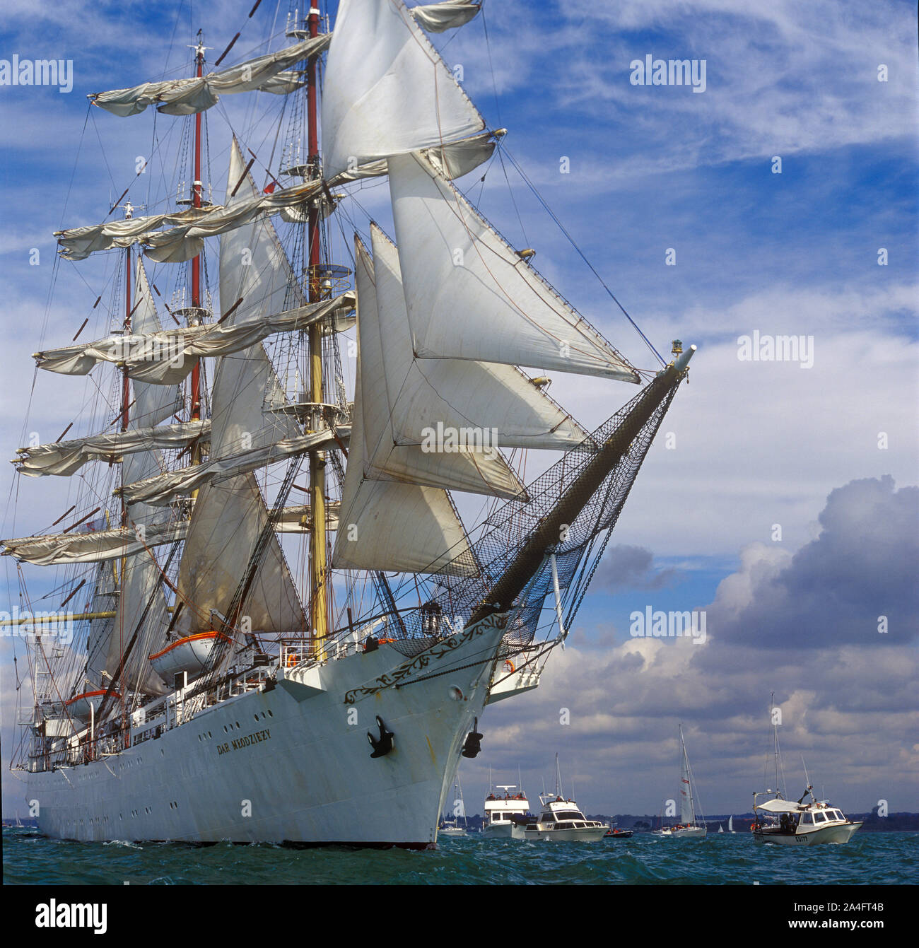 Dar Mlodziezy navire formation voile navigation dans le Solent, Hampshire, England, UK Banque D'Images
