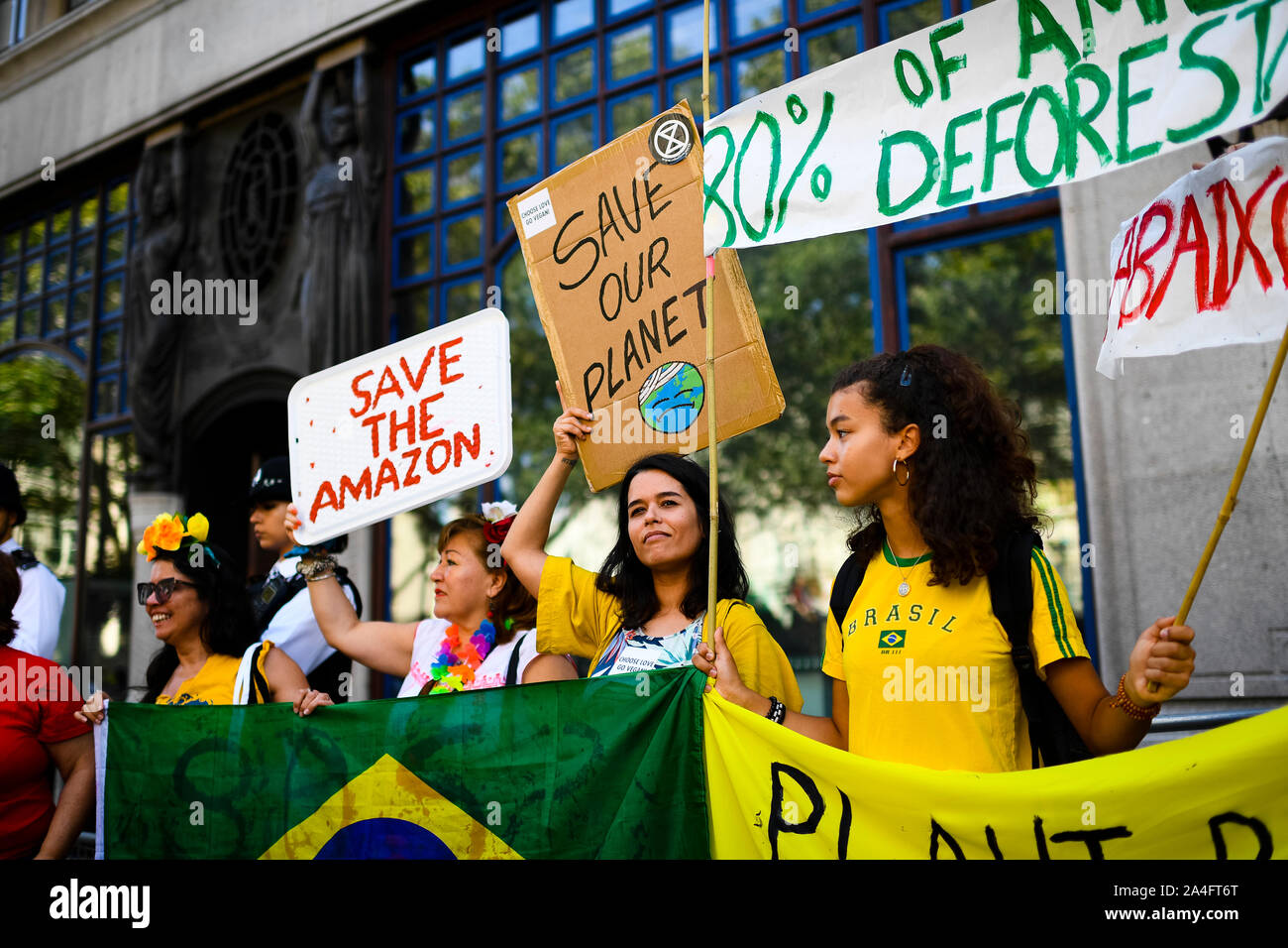 Londres, Royaume-Uni. Les manifestants portant des maillots de football brésilien à l'extérieur de l'ambassade du Brésil au cours d'une rébellion d'extinction de protestation. Banque D'Images