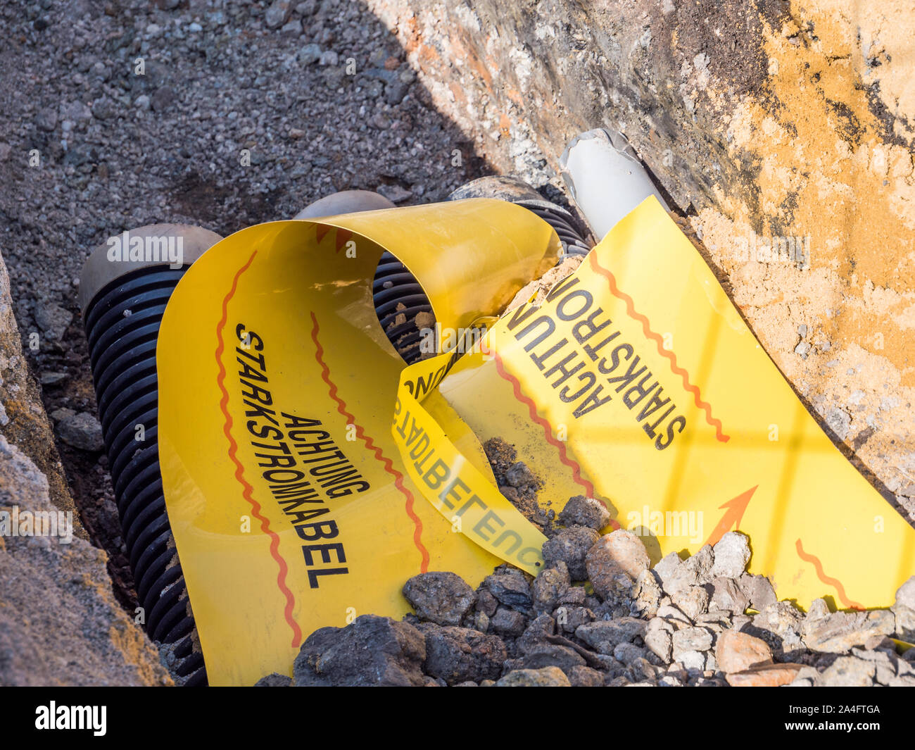 Attention les câbles d'alimentation dans la terre en allemand Banque D'Images