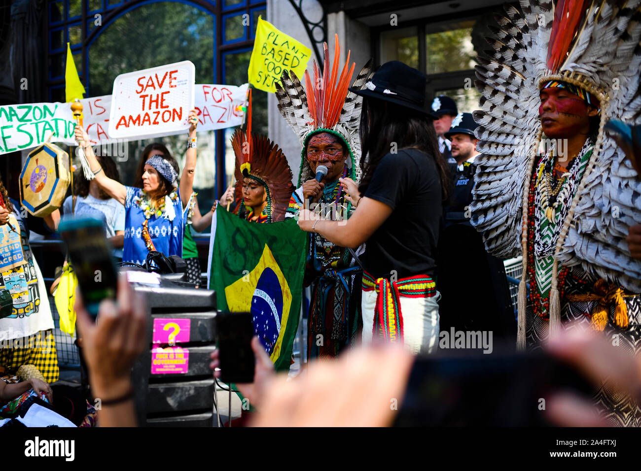 Londres, Royaume-Uni. Les activistes de l'extérieur Indiginous l'ambassade du Brésil au cours d'une rébellion d'extinction de protestation. Banque D'Images