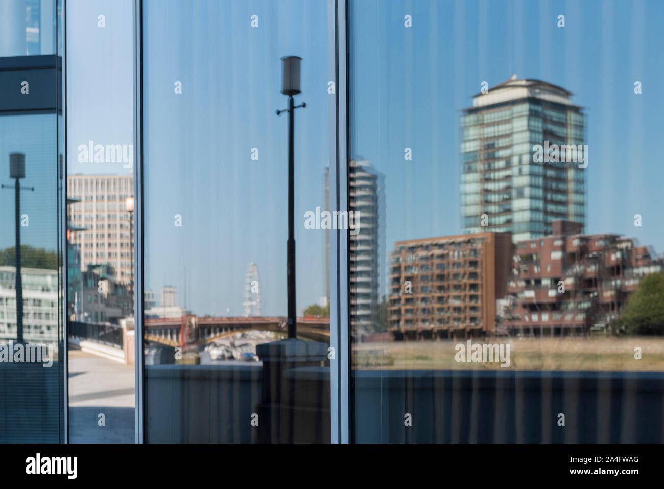 Reflet dans une fenêtre sur St George's Wharf, London Banque D'Images