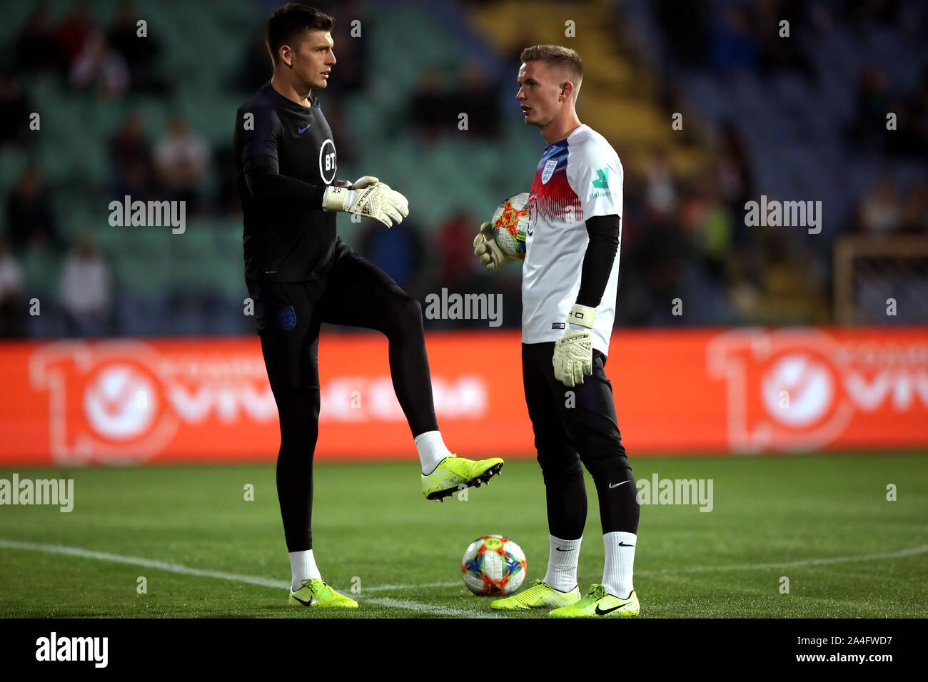 Gardien de l'Angleterre Nick Pope et Dean Henderson se réchauffe avant l'UEFA Euro 2020 match de qualification du stade national de Vasil Levski, Sofia, Bulgarie. Banque D'Images